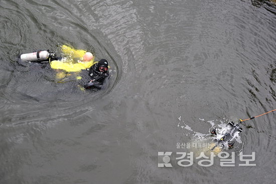 울산소방본부 첨단 소방장비 시연회 가보니…드론이 익수자 발견해 무인보드가 구조 이미지 1