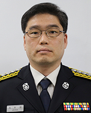 정 호 영님 이미지
